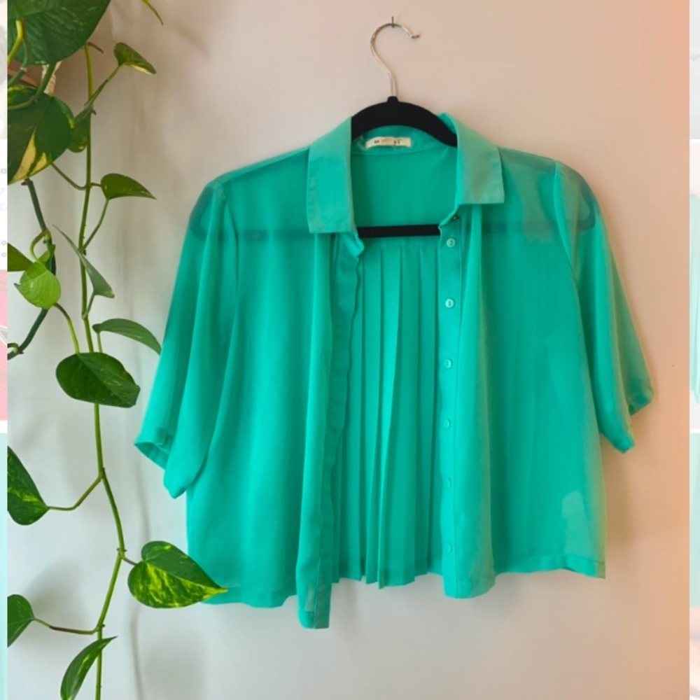Light Collared Shirt with Pleats at Back